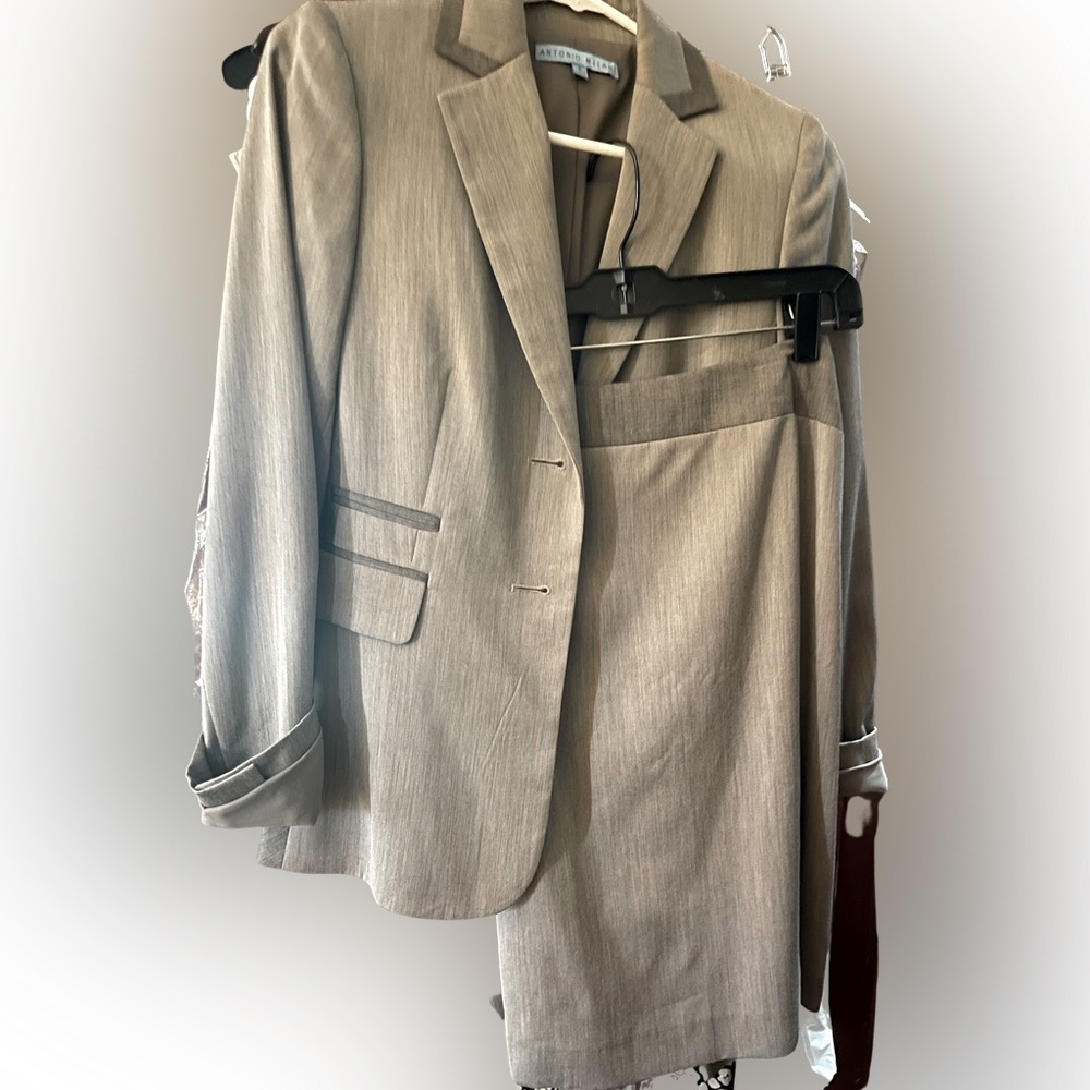 Antonio Melani Suit. Size 0 blazer and size 4 pencil skirt.